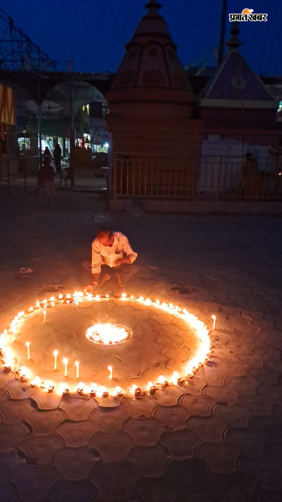 फोटो - शपथ लेते अधिकारी, जनप्रतिनिधि, रंगोली व दीप प्रज्वलित | Prabhat Khabar Network