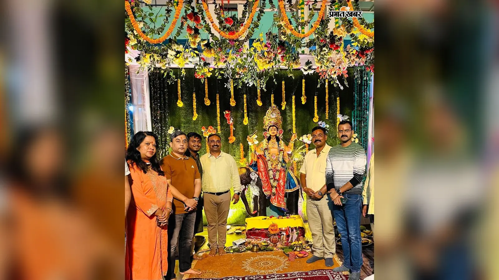 सेन्हा में धूमधाम से मनी विश्वकर्मा पूजा, कमला देवी राइस मिल में एसपी समेत अधिकारियों ने की पूजा