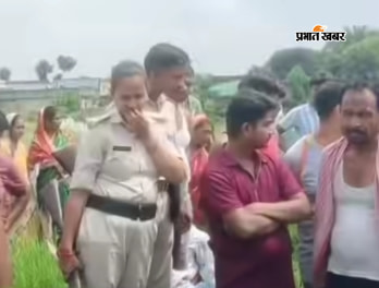 पकरीया गांव के मृतक नीरज का फाइल फोटो एवं ग्रामीणों, पुलिस का | Prabhat Khabar Network