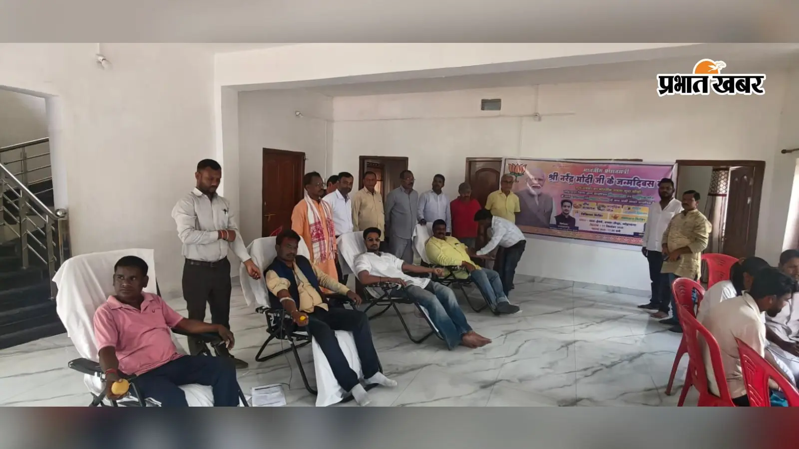 पीएम मोदी के जन्मदिन पर हेसवे गांव में सेवा कार्यक्रम, रक्तदान के साथ बच्चों को बांटी गयी अध्ययन सामग्री