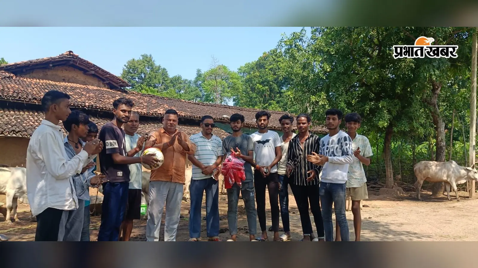 सतबरवा: प्रधानमंत्री मोदी के जन्म दिवस पर फुटबॉल और खेल सामग्री का किया गया वितरण