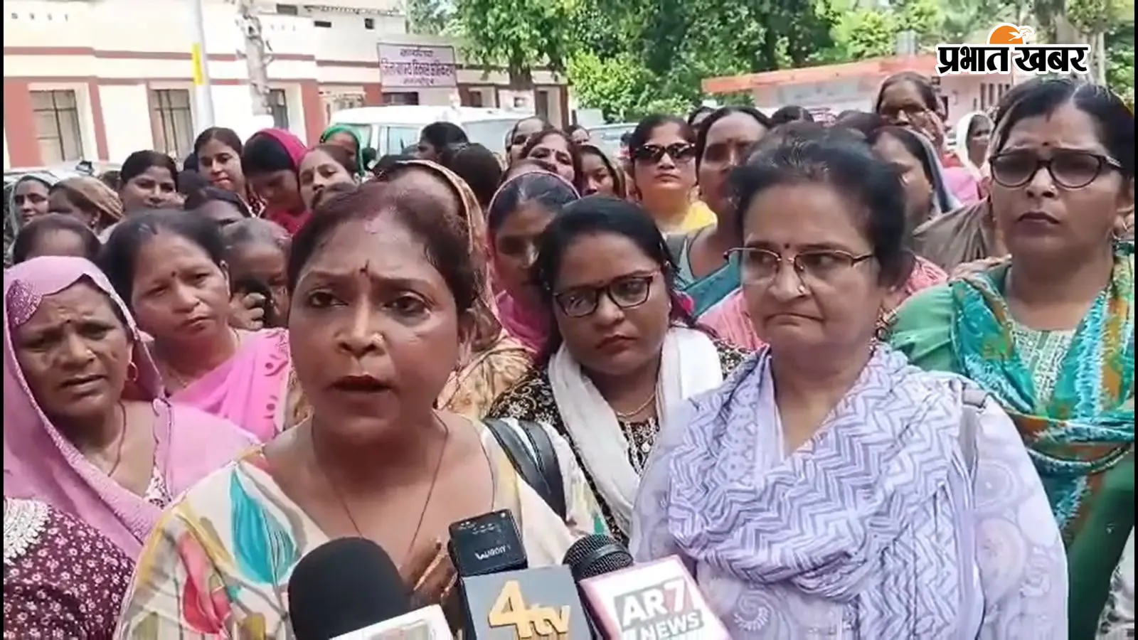 UP में आंगनबाड़ी कर्मियों के साथ हुआ धोखा, शाहजहांपुर में कर्मियों का हंगामा, बोलीं- हमें सिर्फ 1500 रुपये मिले