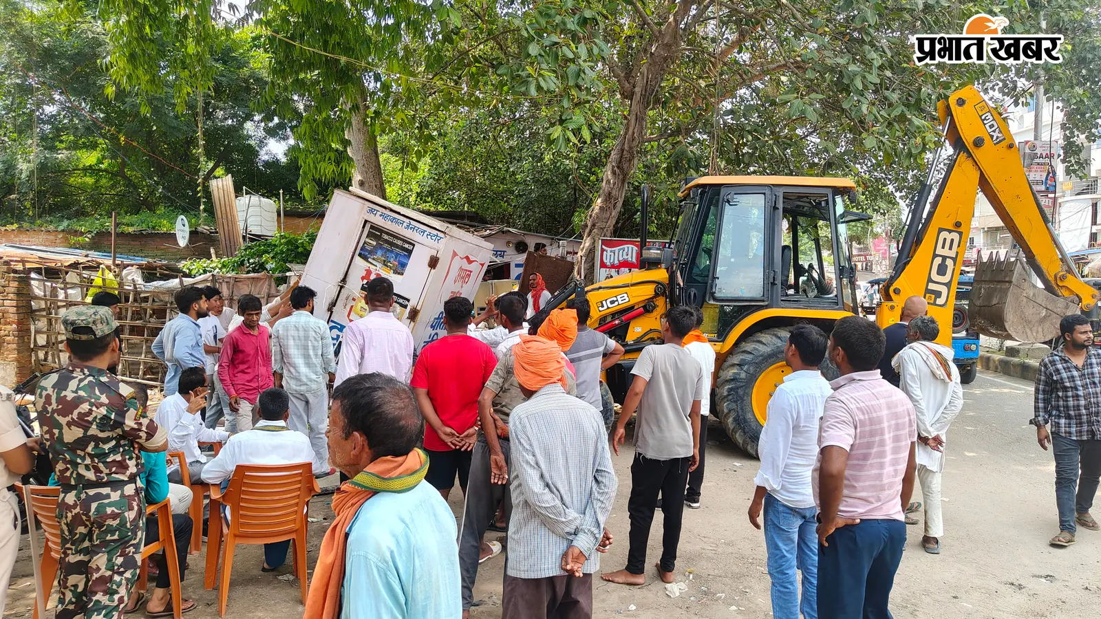 हाईकोर्ट के आदेश पर औरंगाबाद में हटाया गया अतिक्रमण, फुटपाथी दुकानदार संघ अध्यक्ष के मकान पर चला JCB