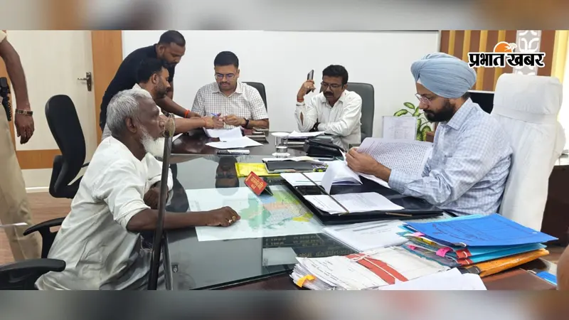 बेतिया में डीएम तरनजोत सिंह की जनसुनवाई में 86 मामलों की सुनवाई, कई शिकायतों का मौके पर समाधान