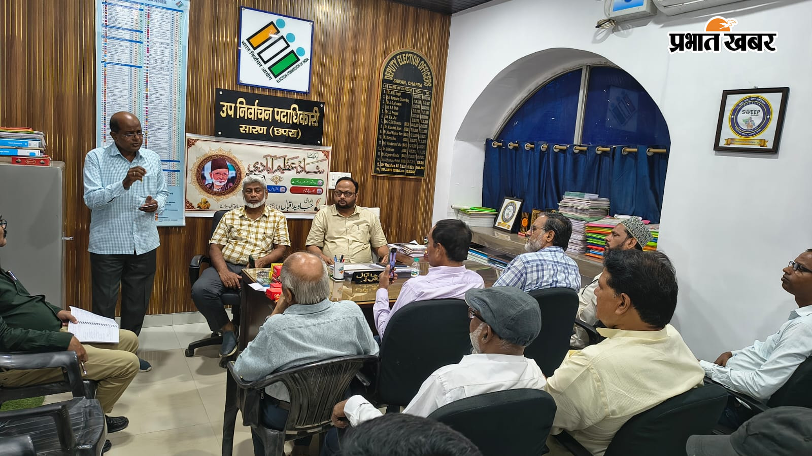 काव्य गोष्ठी में रचना प्रस्तुत करते शायर | Prabhat Khabar Network