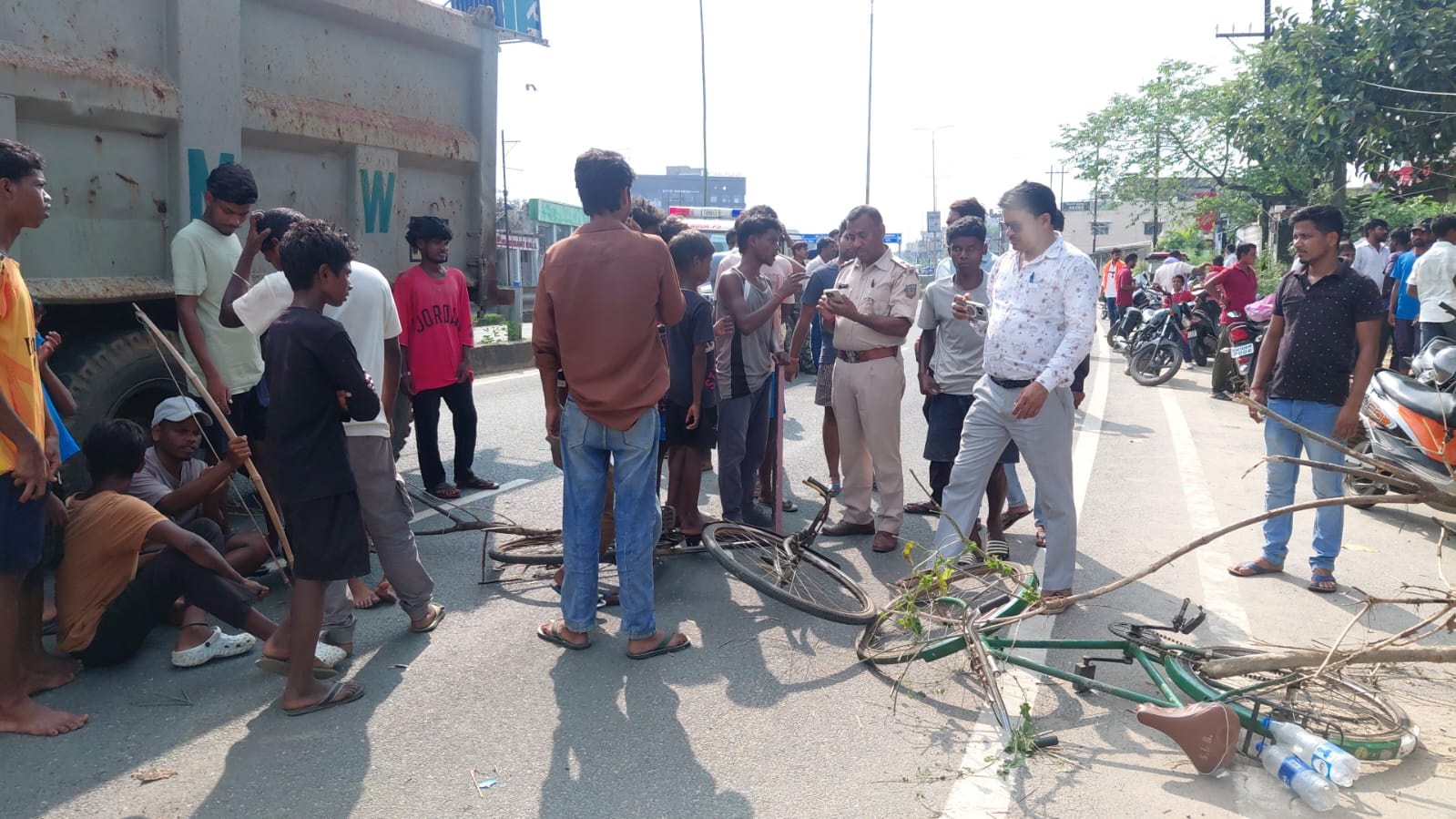 सड़क जाम कर पुलिस से बात करते लोग