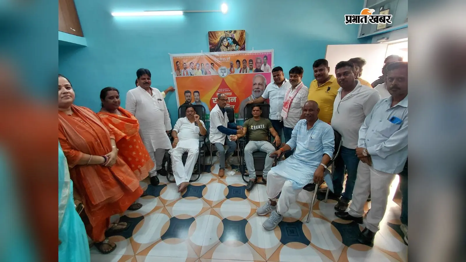 पीएम मोदी के जन्मदिन पर BJYM ने लगाया रक्तदान शिविर, पूर्व सांसद पीएन सिंह समेत युवाओं ने किया रक्तदान