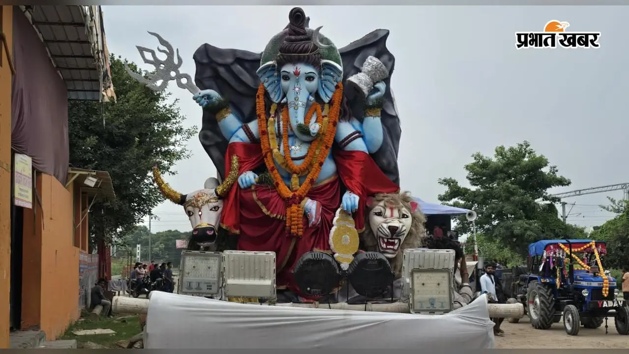 गोपालगंज के मीरगंज में गणेश प्रतिमा विसर्जन पर निकली भव्य शोभायात्रा, भारत के मानचित्र की झांकी रही आकर्षण का केंद्र