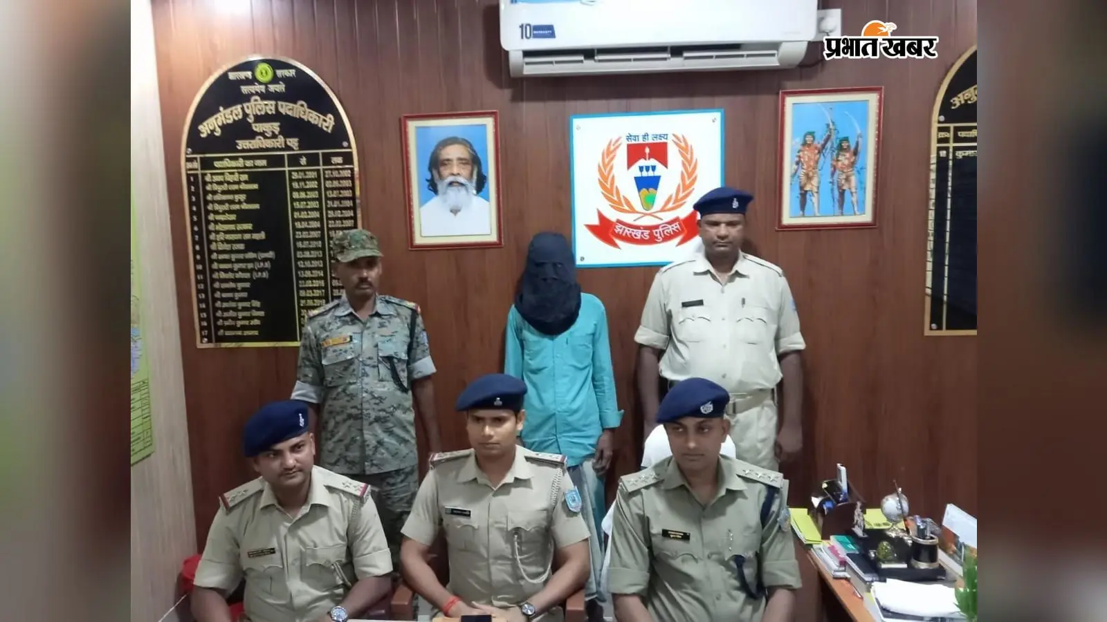 पाकुड़ में 1.2 किलो गांजा के साथ तस्कर गिरफ्तार, नकद और तराजू भी बरामद