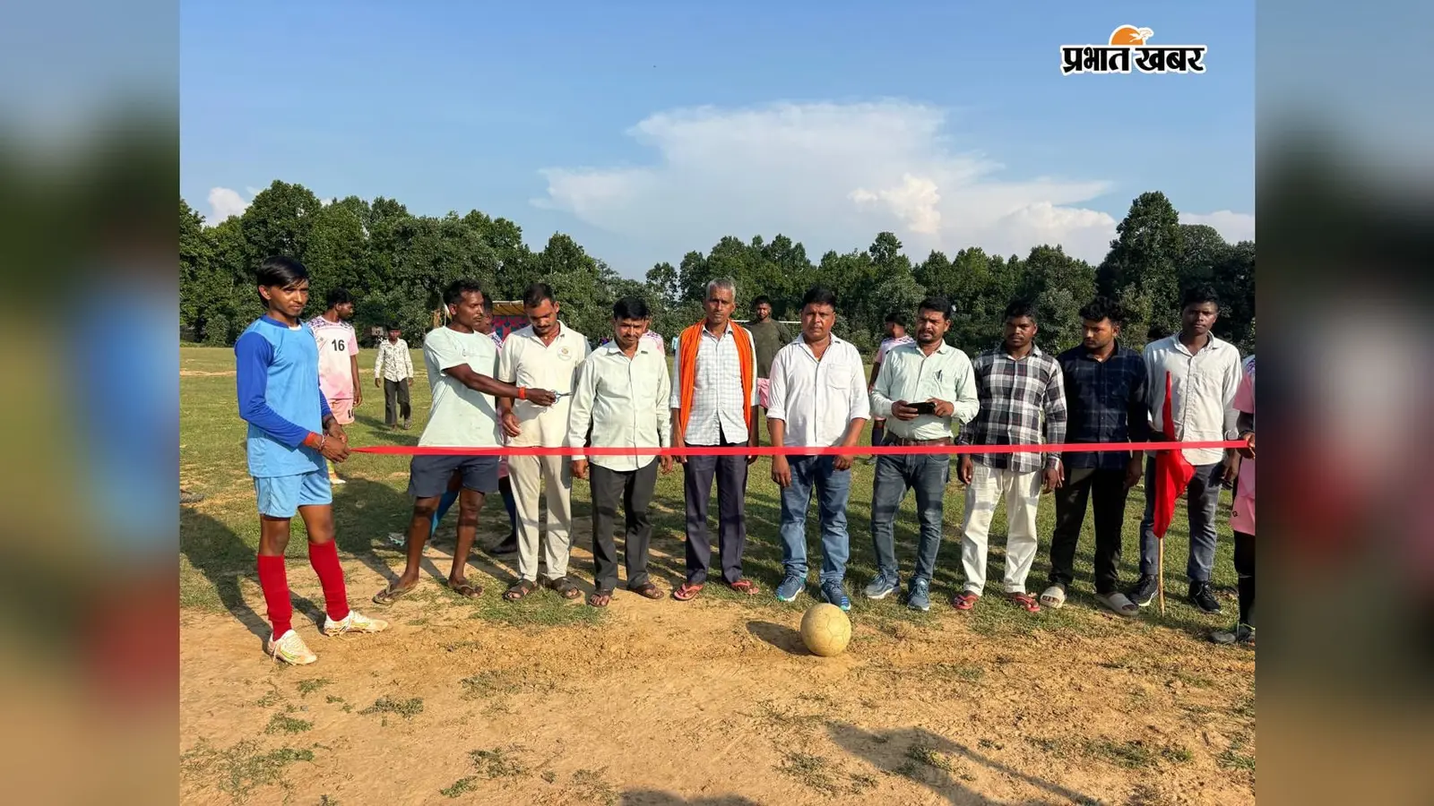गिद्धौर: सांसद प्रतिनिधि ने फुटबाल टूर्नामेंट का फीता काटकर किया उद्घाटन