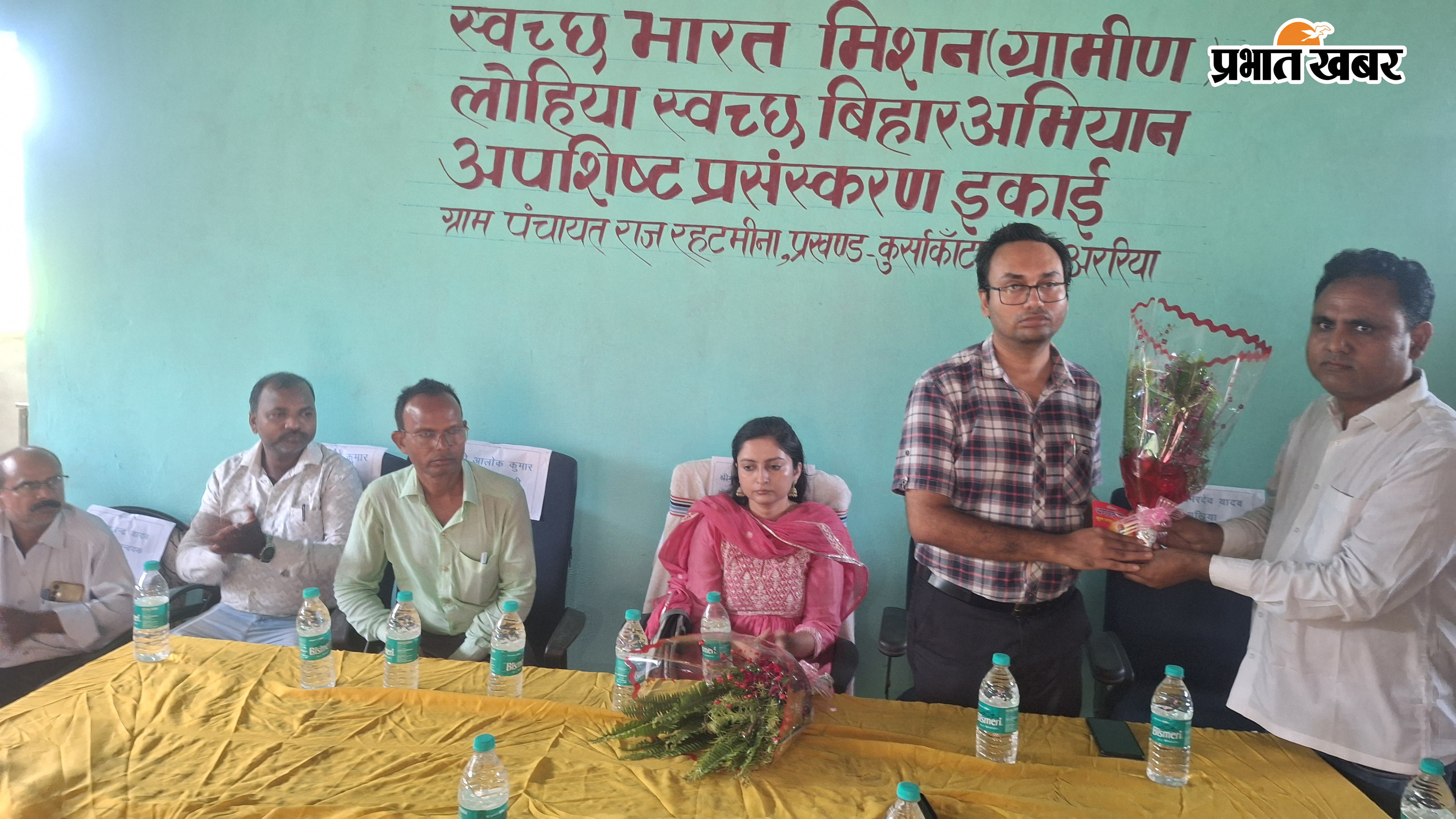 फोटो-रहटमीना के शकरदीना में डब्ल्यूपीयु का शुभारंभ करते बीडीओ व अन्य | Prabhat Khabar Network
