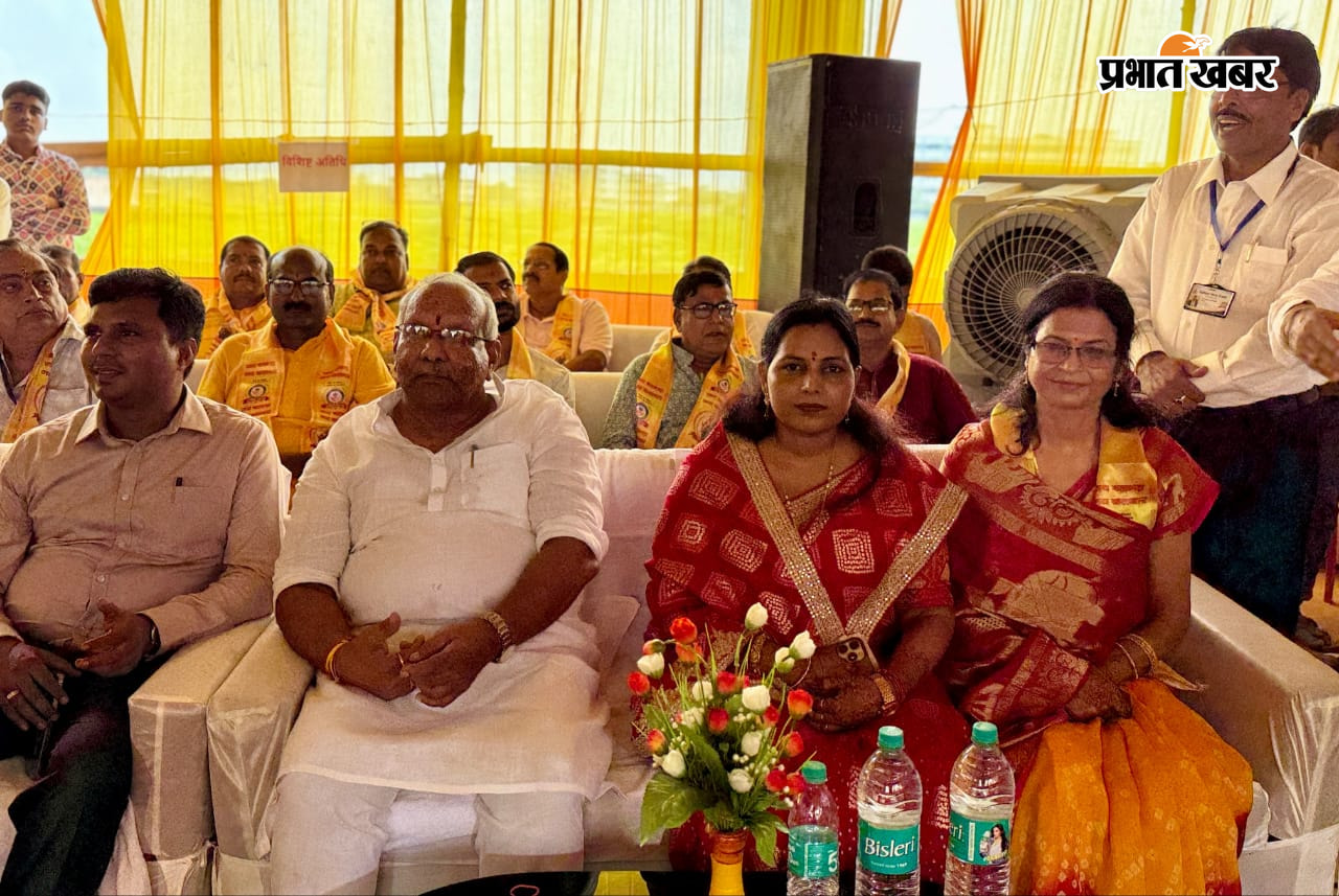 बलभद्र पूजन में पूजा अर्चना करते श्रद्धालुगण बलभद्र पूजन के दौरान नप के पूर्व मुख्य पार्षद अनूप कुमार जायसवाल के चंदा जायसवाल को सम्मानित करते मुख्य व विशिष्ठ अतिथि | Prabhat Khabar Network