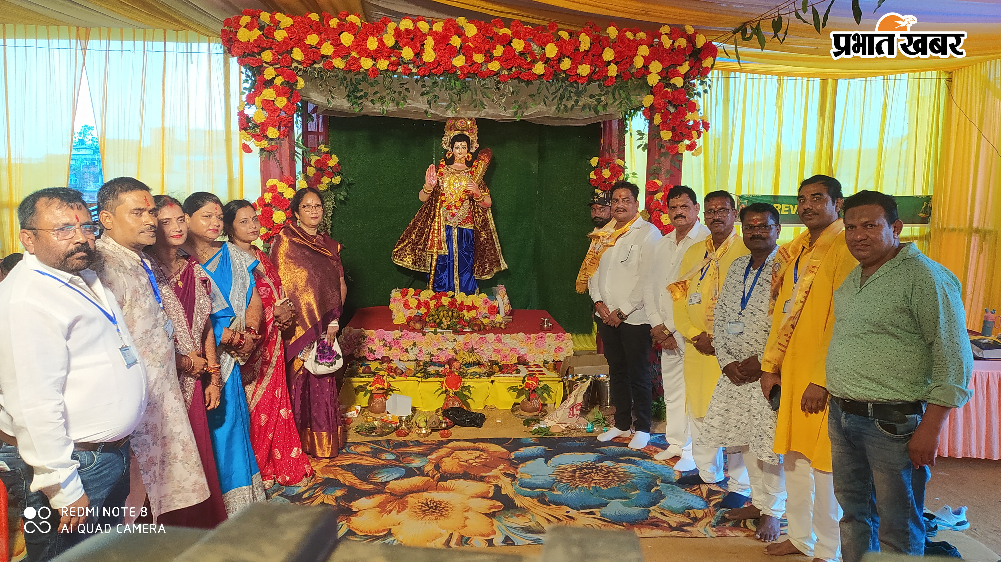 बलभद्र पूजन में पूजा अर्चना करते श्रद्धालुगण बलभद्र पूजन के दौरान नप के पूर्व मुख्य पार्षद अनूप कुमार जायसवाल के चंदा जायसवाल को सम्मानित करते मुख्य व विशिष्ठ अतिथि | Prabhat Khabar Network