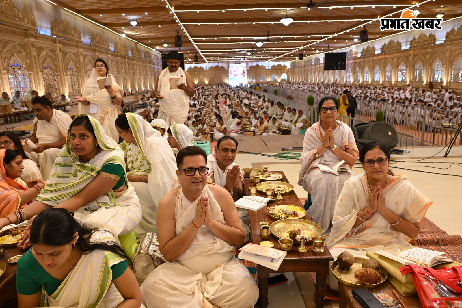 कार्यक्रम मे शामिल श्रद्धालू, प्रवचन देते मूनी श्री प्रमाण सागर जी महाराज  | Prabhat Khabar Network