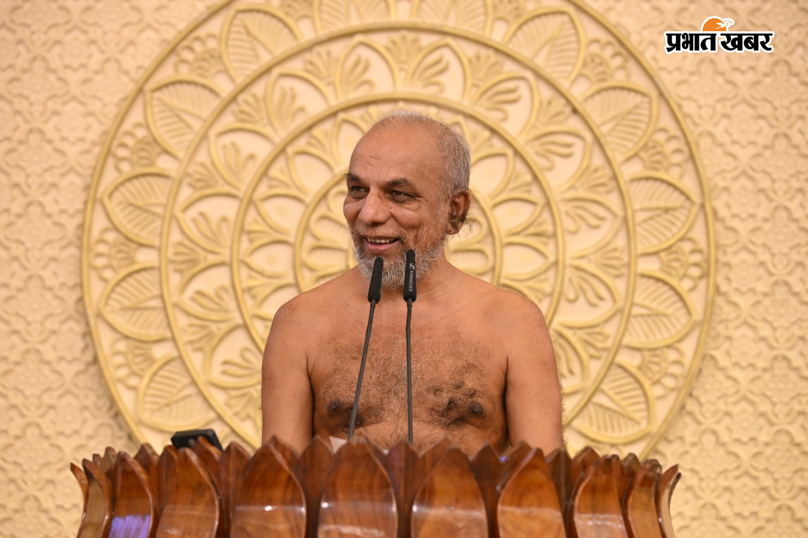 कार्यक्रम मे शामिल श्रद्धालू, प्रवचन देते मूनी श्री प्रमाण सागर जी महाराज  | Prabhat Khabar Network