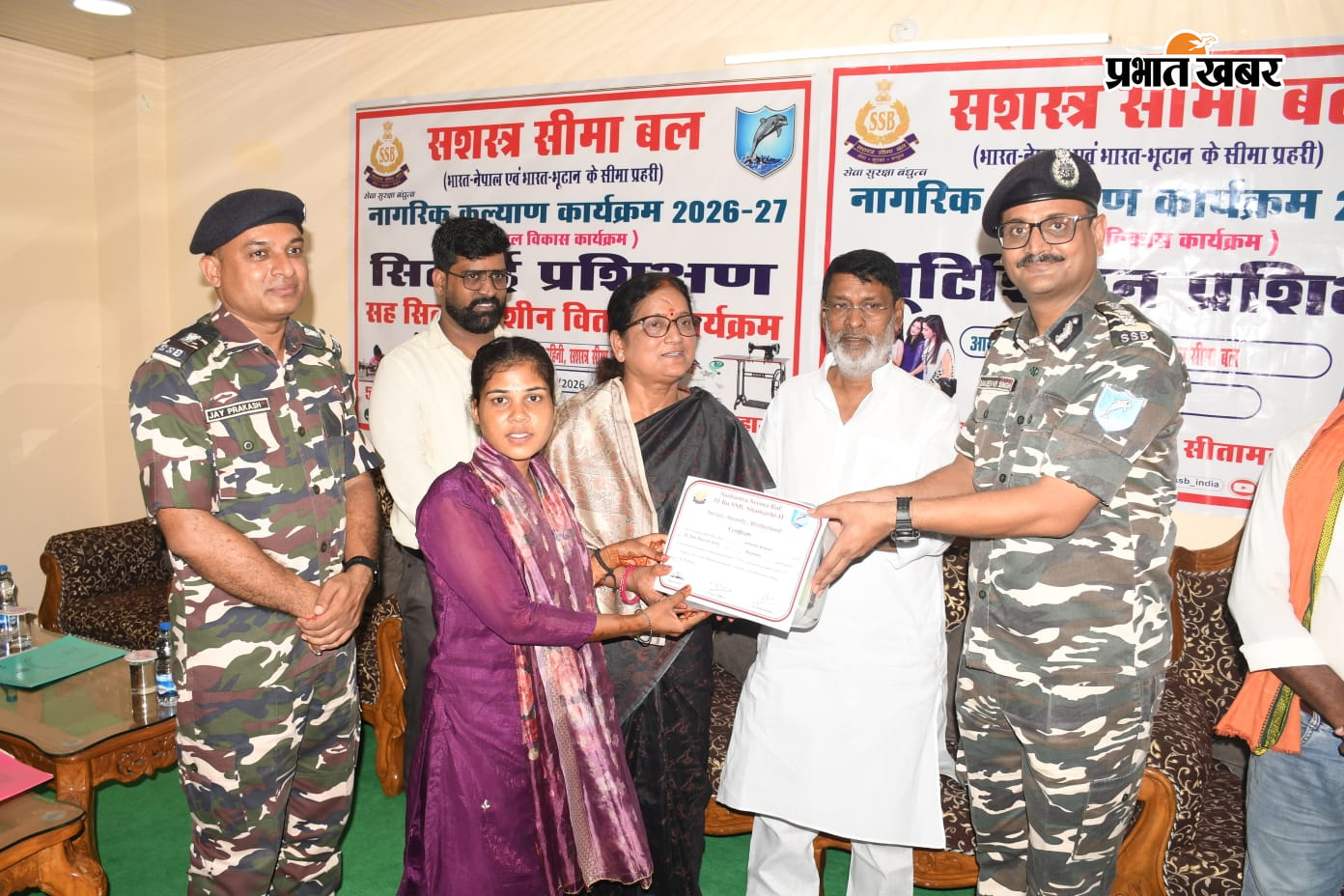 एस एसबी 51 बटालियन के कमांडेंट द्वारा सम्मानित होते विधायक व पूर्व विधायक | Prabhat Khabar Network