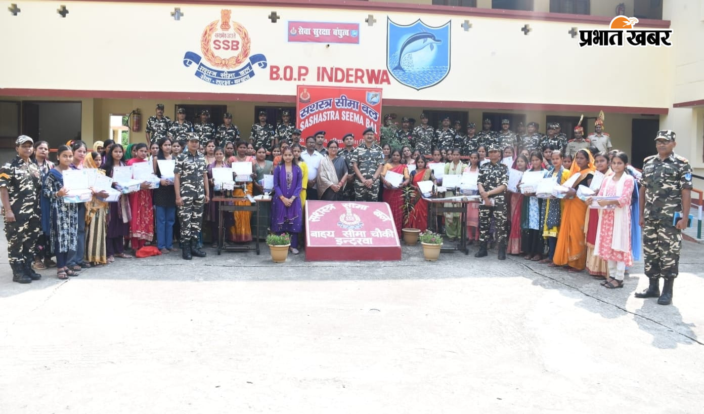 एस एसबी 51 बटालियन के कमांडेंट द्वारा सम्मानित होते विधायक व पूर्व विधायक | Prabhat Khabar Network