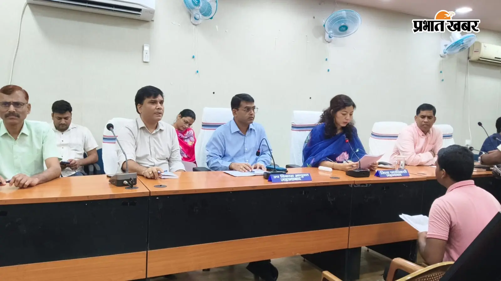 जनता दरबार में पहुंचीं 53 शिकायतें, डीएम ने अधिकारियों को समयबद्ध निष्पादन का दिया निर्देश