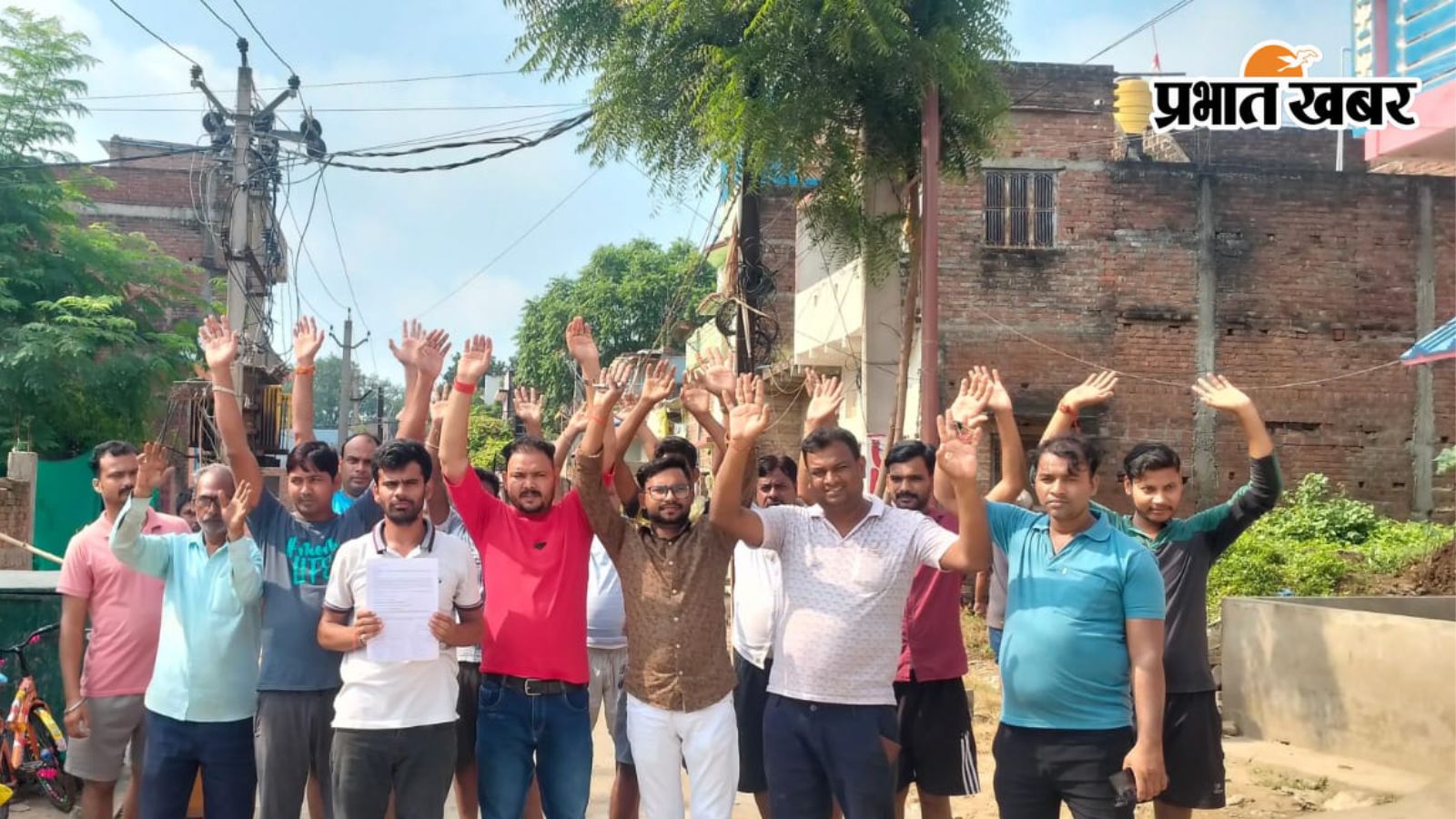 सड़क पर उतरे स्थानीय