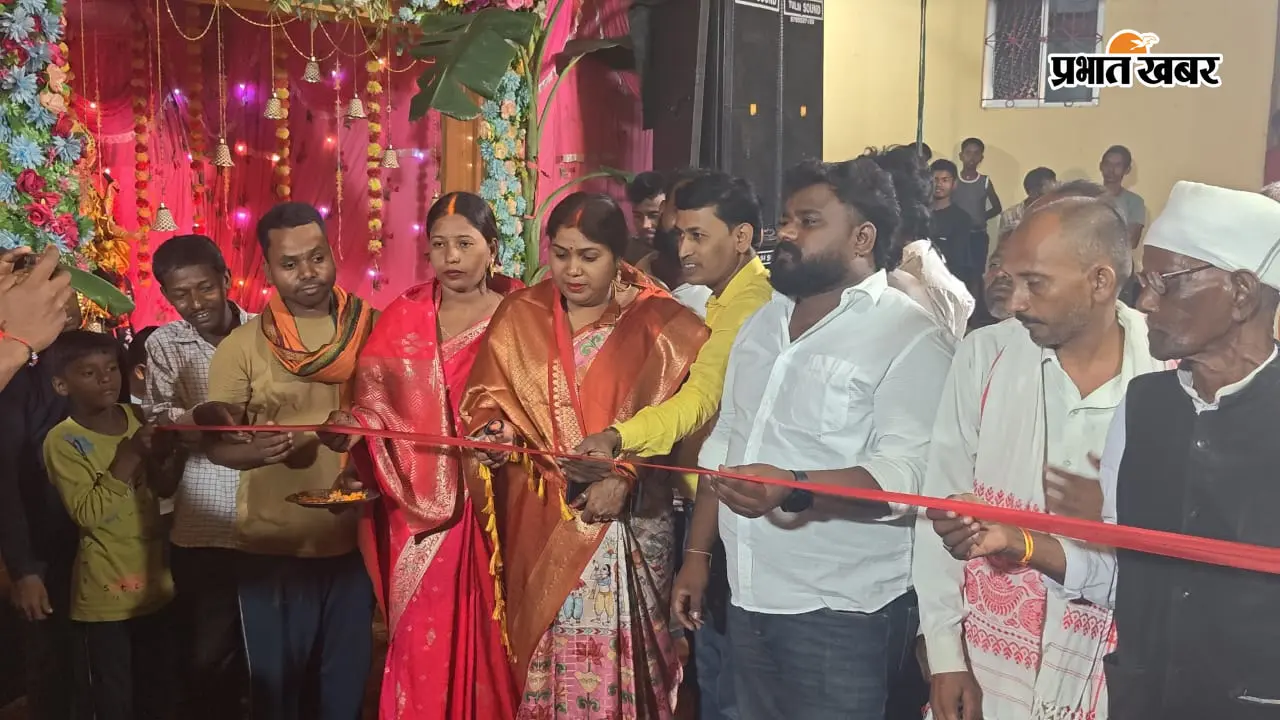 बेतला के कुटमू में धूमधाम से मनी विश्वकर्मा पूजा, सांस्कृतिक कार्यक्रम में दिखी आस्था और उत्साह