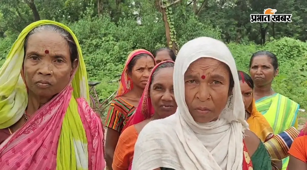 आवास योजना के पीड़ित लाभुक अपनी बात बताते लाभुकगण | Prabhat Khabar Network
