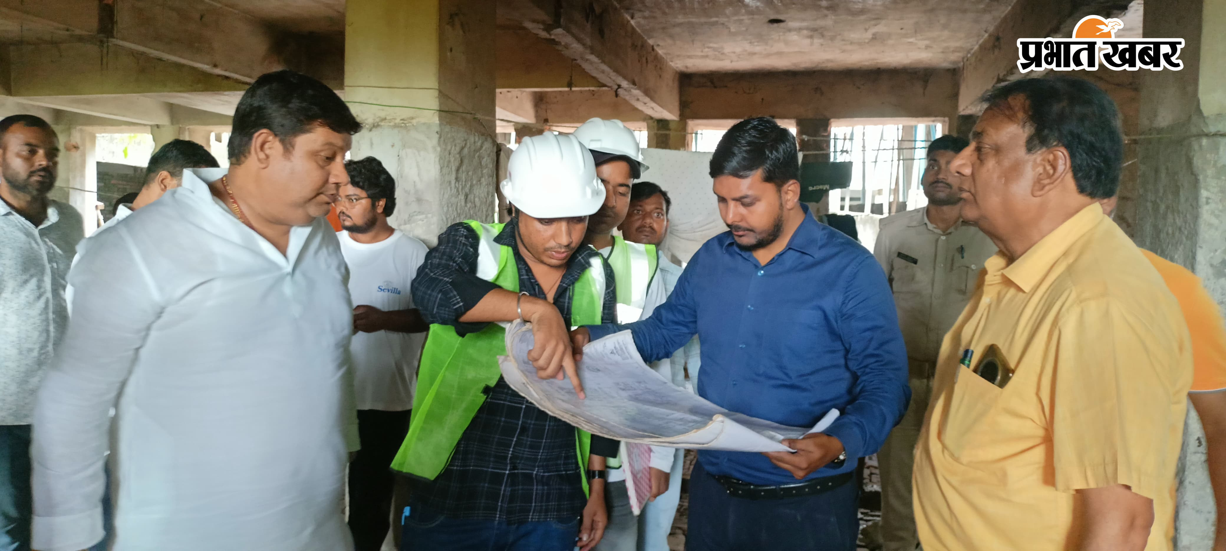 फोटो - निरीक्षण कर जायजा लेते एसडीओ व अन्य. | Prabhat Khabar Network