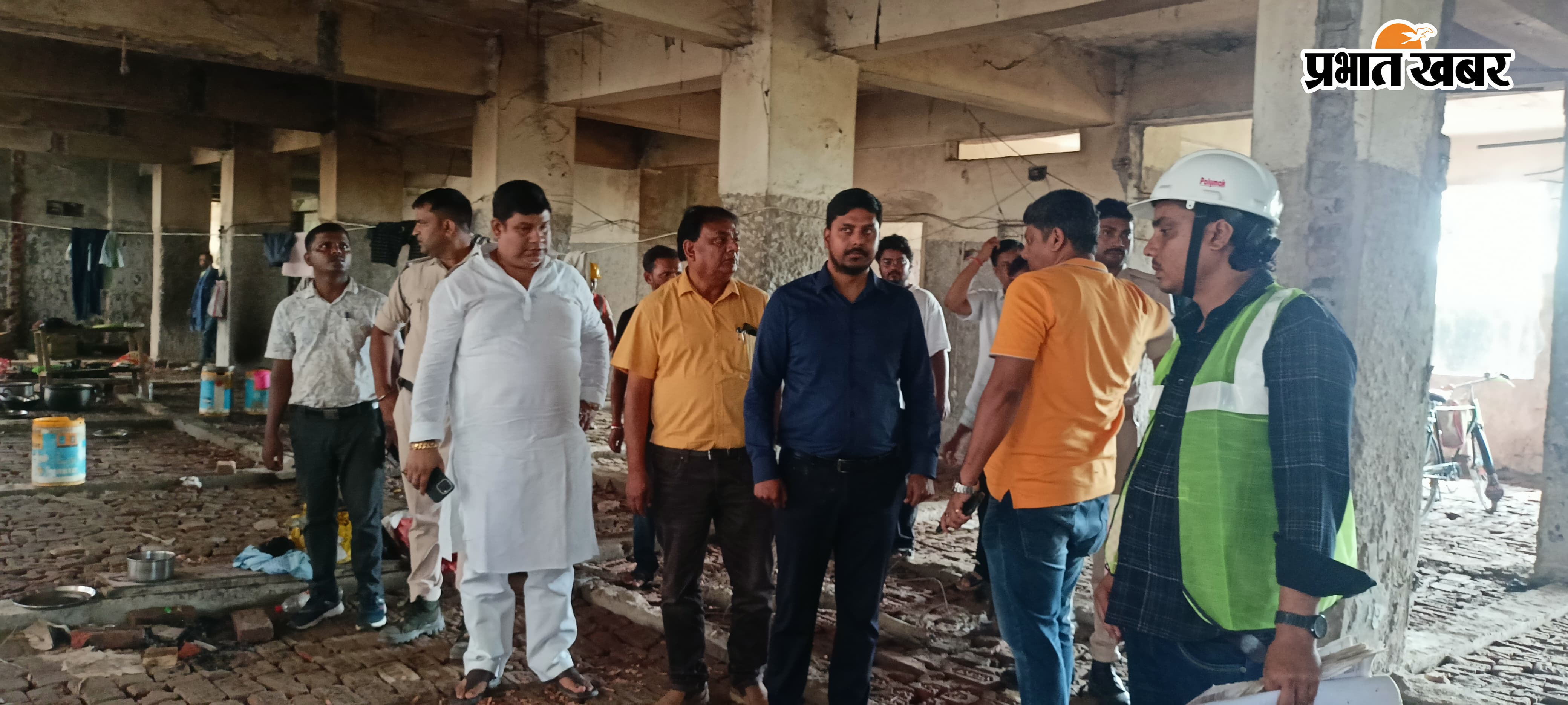 फोटो - निरीक्षण कर जायजा लेते एसडीओ व अन्य. | Prabhat Khabar Network
