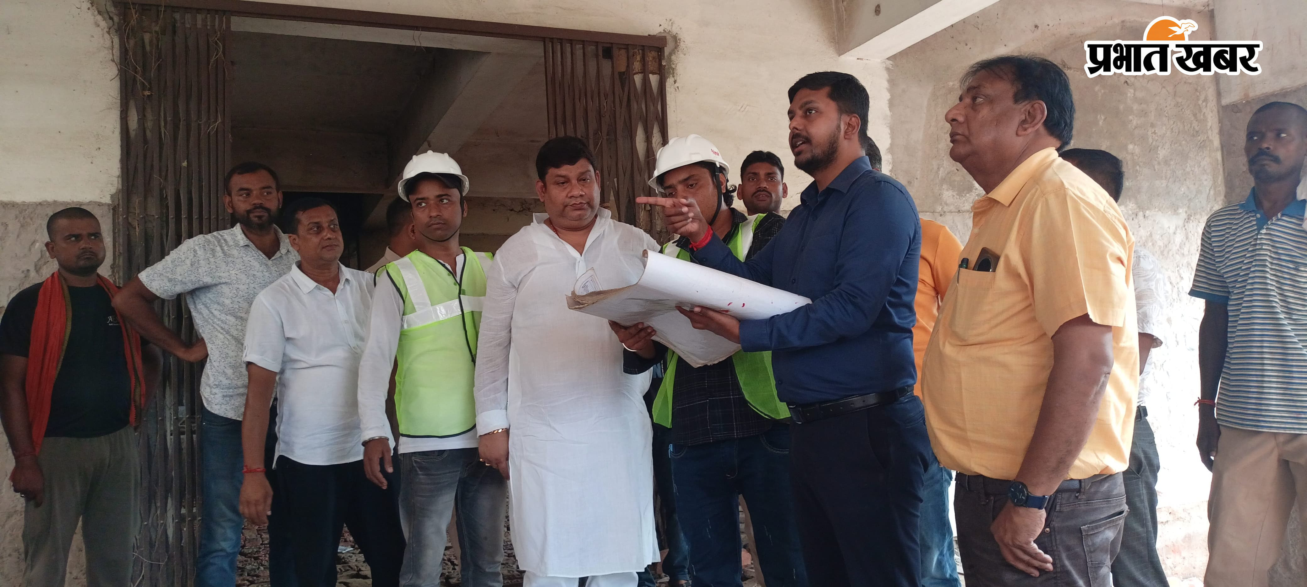 फोटो - निरीक्षण कर जायजा लेते एसडीओ व अन्य. | Prabhat Khabar Network