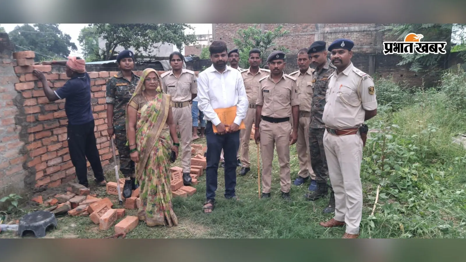 गोपालगंज में प्रशासन की कार्रवाई, अरार मौजा में जमीन से हटाया गया दखल; महिला पुलिस बल भी रहा तैनात