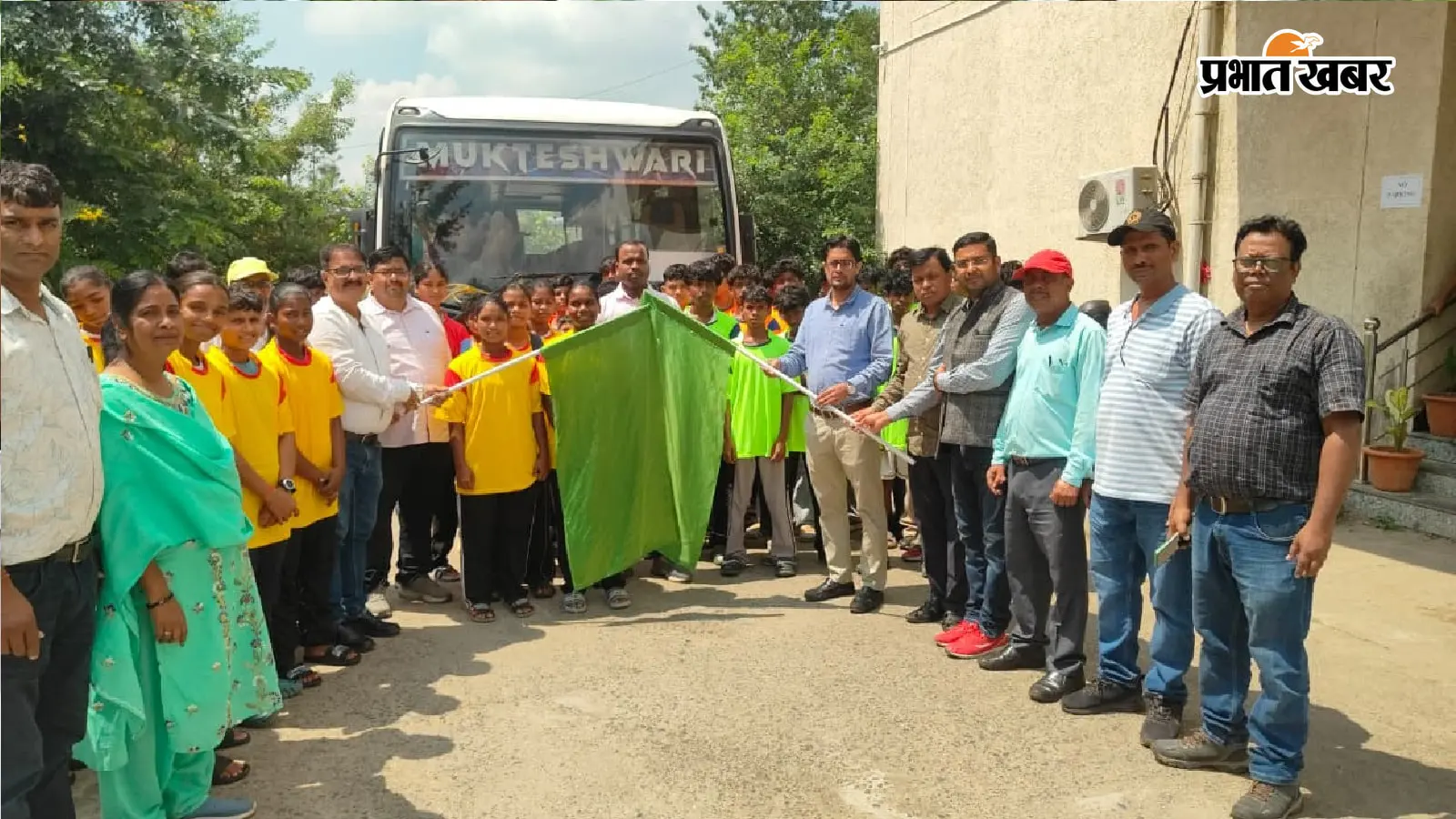 झारखंड राज्य स्तरीय नेहरू हॉकी कप के लिए हजारीबाग की टीम रवाना, DSE आकाश कुमार ने दिखाई हरी झंडी