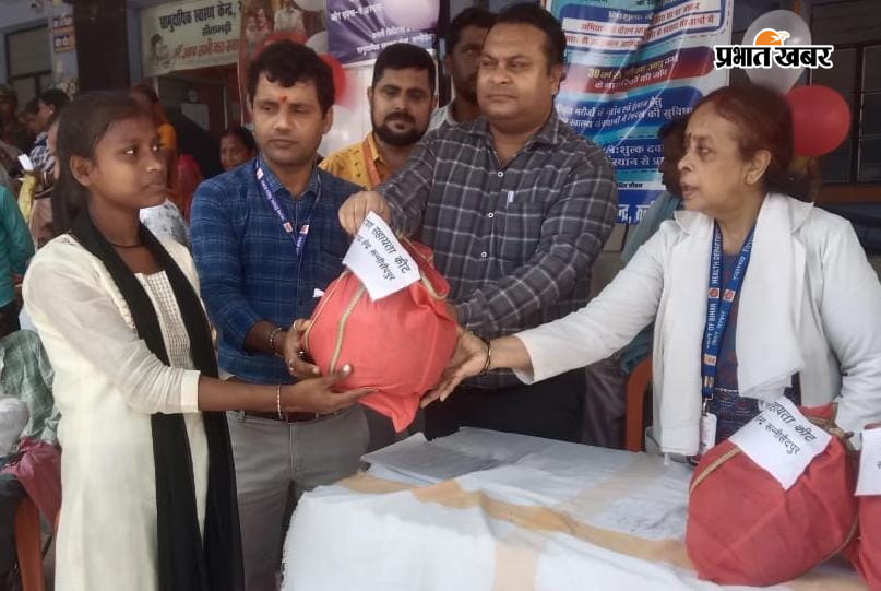 फोटो - मरीजों के बीच फूड बास्केट व किट का वितरण करते प्रभारी चिकित्सा पदाधिकारी डाॅ रजनी सिन्हा व अन्य. | Prabhat Khabar Network