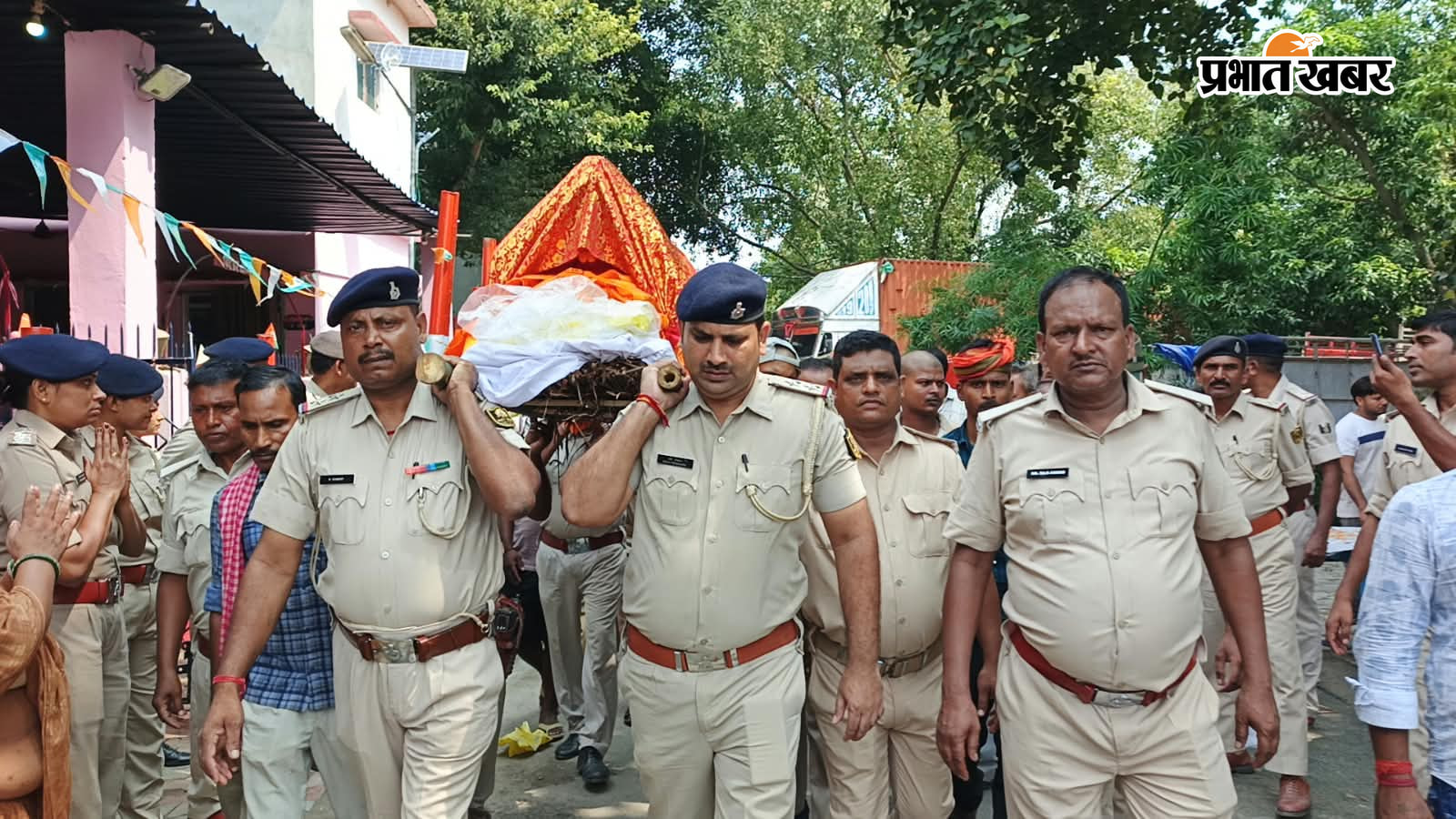 फाइल फोटो व थाने से निकाली गयी शव यात्रा | Prabhat Khabar Network