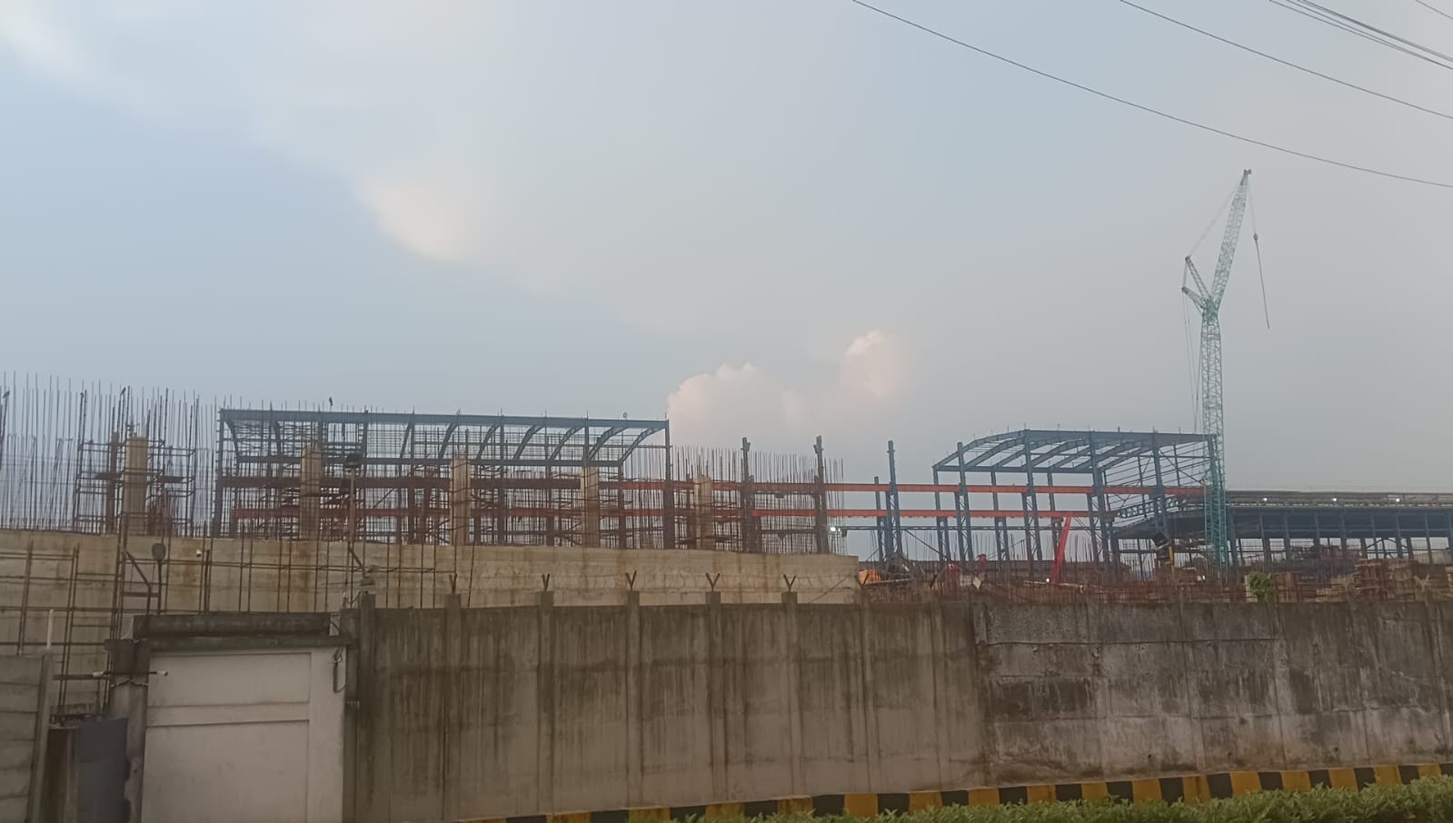 इसी बाउंड्री के पास मिट्टी भराई के दौरान हुआ हादसा.