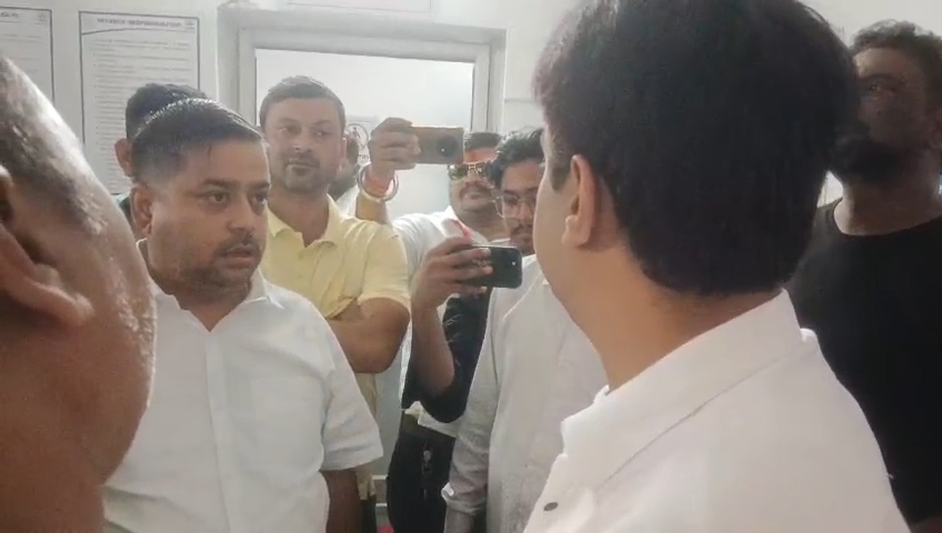 उलझे विधायक प्रतिनिधि गुंजन यादव.