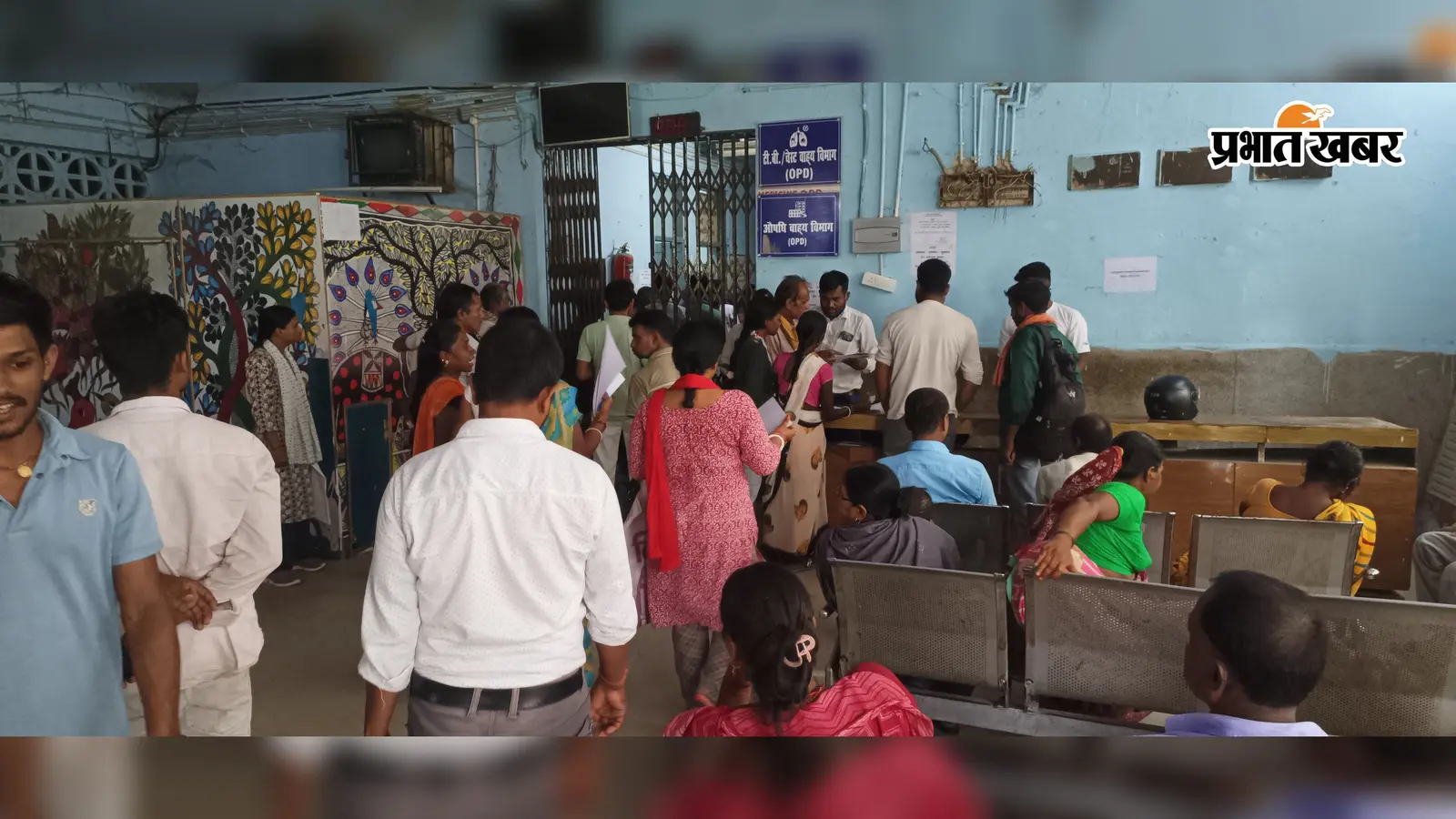 गया जी : मगध मेडिकल में पहले जांच के लिए लंबी कतार, फिर डॉक्टर नहीं मिलते; मरीज हो रहे परेशान