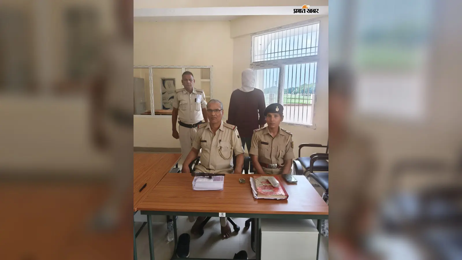 सीवान में भूसी के बोरे के बीच छिपाकर रखा था देसी कट्टा, पुलिस ने छापेमारी कर आरोपी को दबोचा
