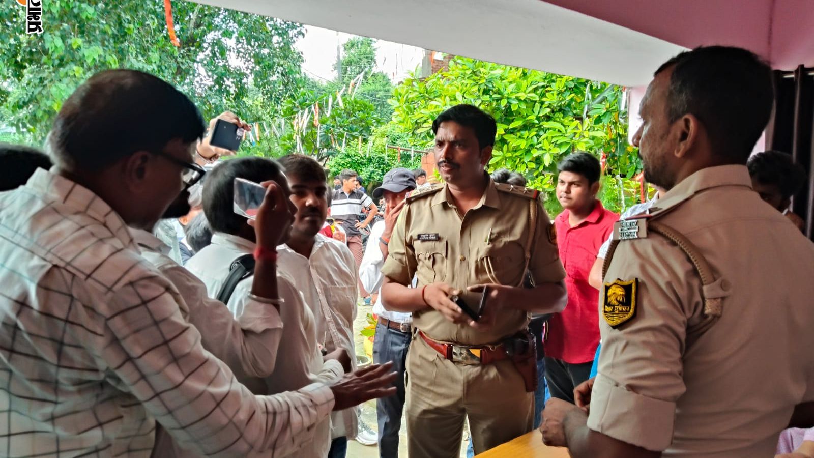 भगवानपुर थाने पहुंचे छात्र-छात्राएं और बाद में परीक्षा केंद्र पर पहुंची पुलिस | Prabhat Khabar Network