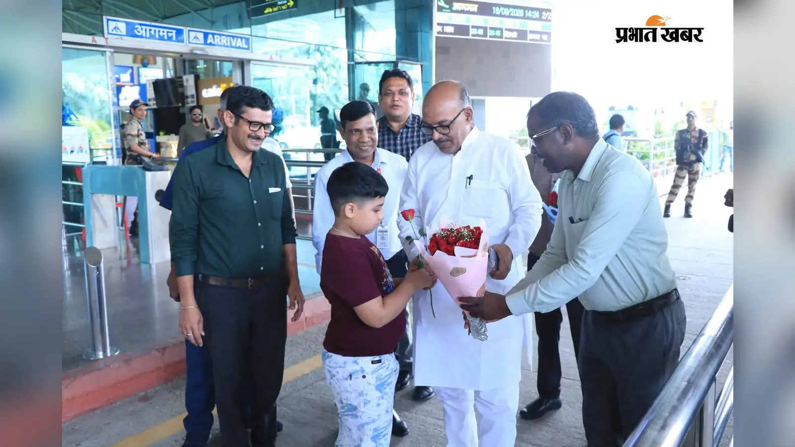 नौ दिवसीय प्रवास के बाद लौटे विधानसभा अध्यक्ष, पोते ने पुष्पगुच्छ देकर किया स्वागत