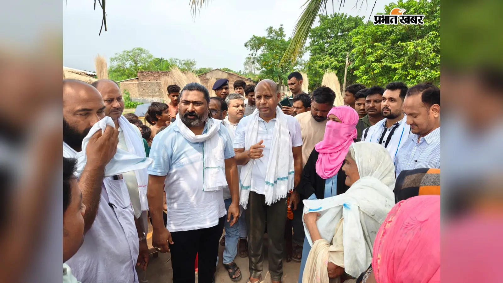 बाढ़ प्रभावित इलाकों में पहुंचे राजमहल सांसद-विधायक, 1200 परिवारों के बीच बांटी राहत सामग्री