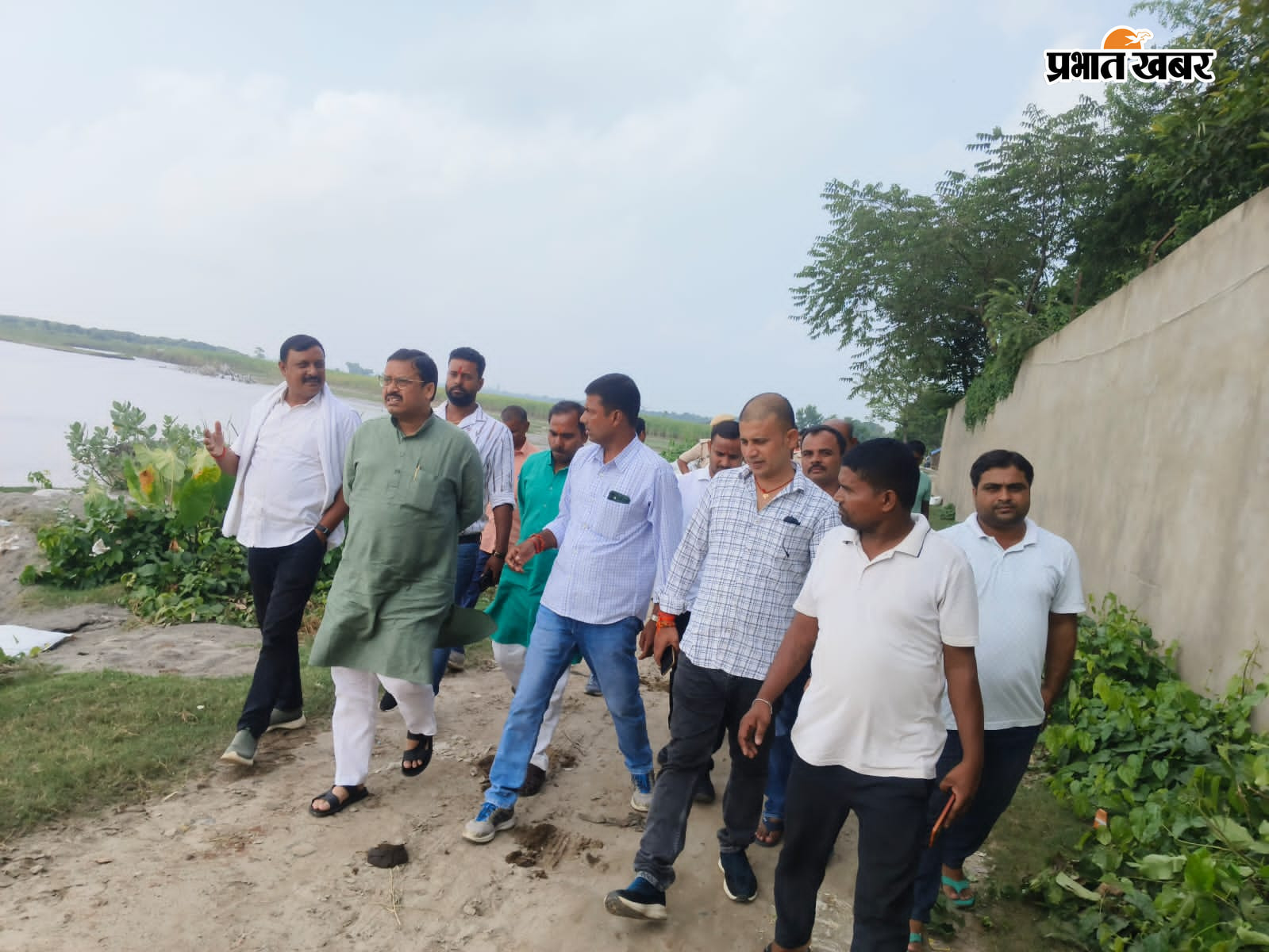 कटाव स्थल का निरीक्षण करते सांसद सुनील कुमार व अन्य | Prabhat Khabar Network