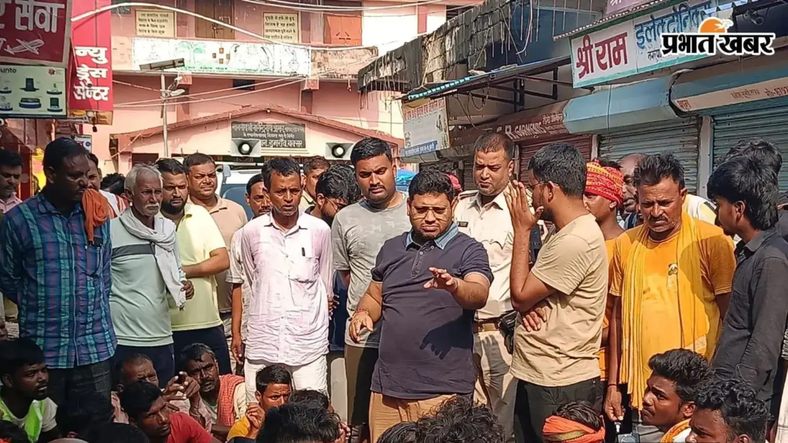 बक्सर : सफाईकर्मियों के भुगतान में हड़ताल अवधि की राशि कटने पर विरोध, अधिकारियों के आश्वासन के बाद काम शुरू