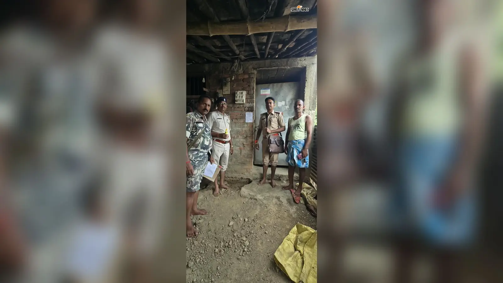 राजमहल : अपहरण के आरोपी के घर पहुंची पुलिस, ढोल बजाकर चिपकाया इश्तिहार