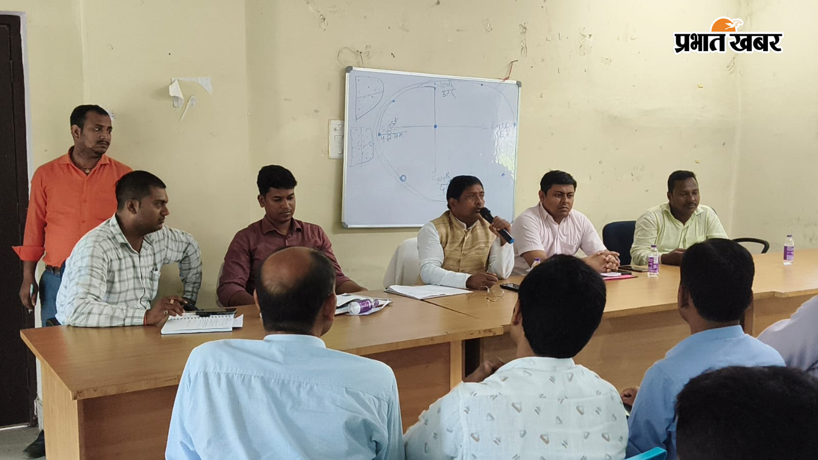 प्रखंड सभागार भवन में अधिकारियों के साथ समीक्षा बैठक करते विधायक | Prabhat Khabar Network