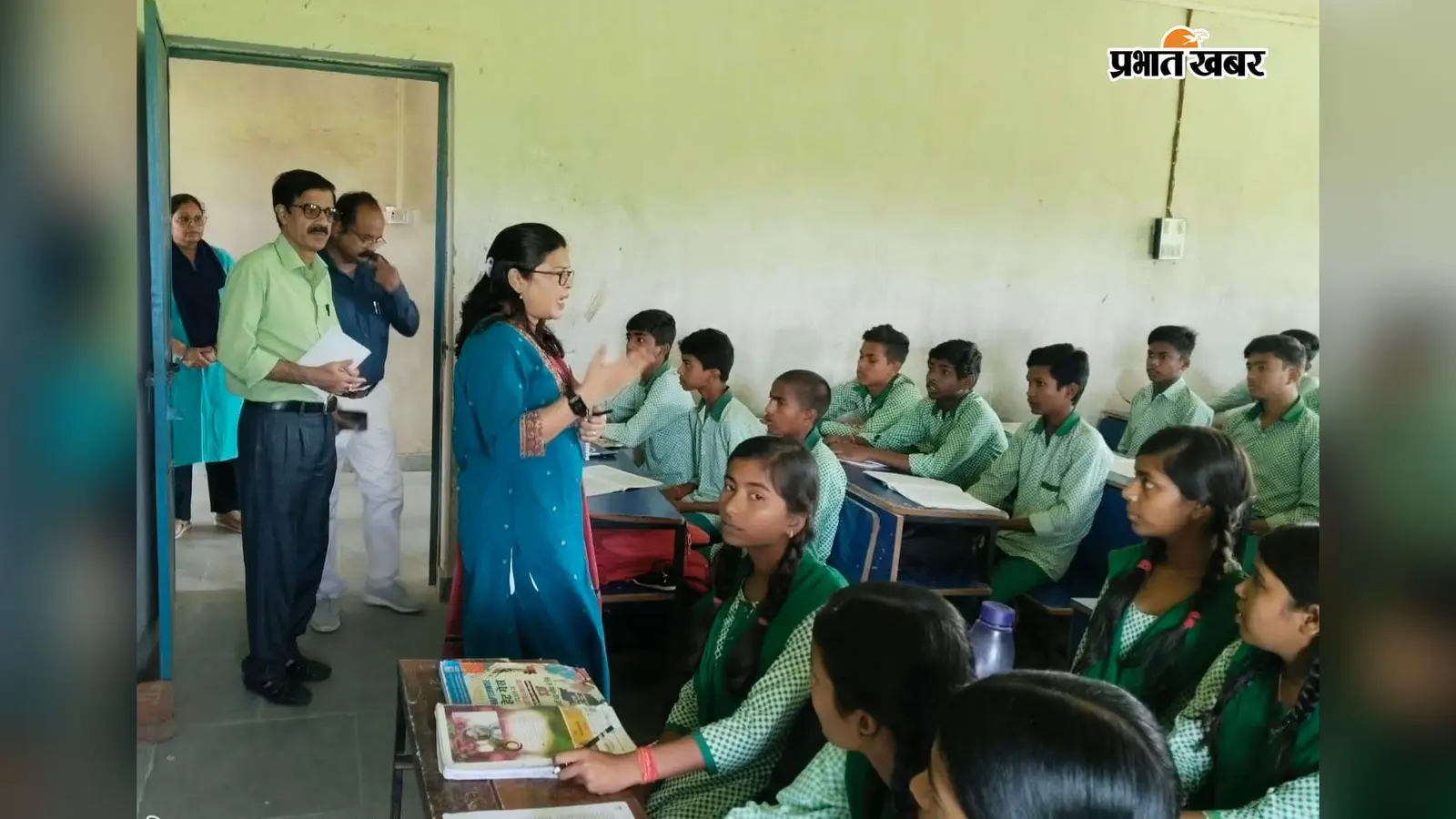 स्कूल की कमियों पर नाराज हुईं उप सचिव, कहा- बहाने नहीं, जिम्मेदारी निभायें