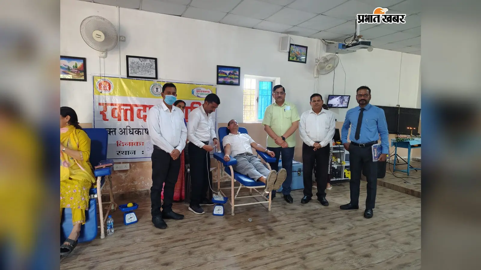 खूंटी में डीएवी स्कूल के शिक्षकों-अभिभावकों ने किया रक्तदान, शिविर में जुटा 14 यूनिट रक्त