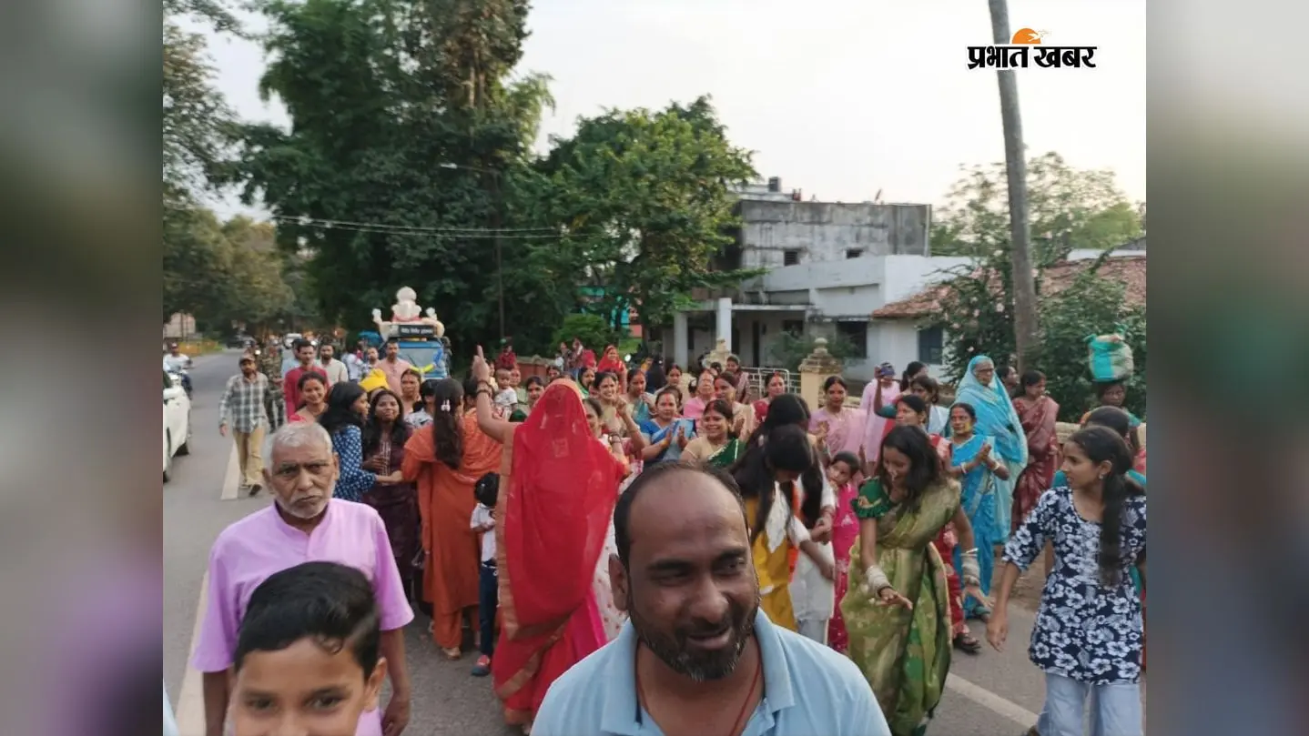 ‘गणपति बप्पा मोरया, अगले बरस तू जल्दी आ’ के जयकारों से गूंजा लोहरदगा, तालाब में विसर्जित हुई प्रतिमा