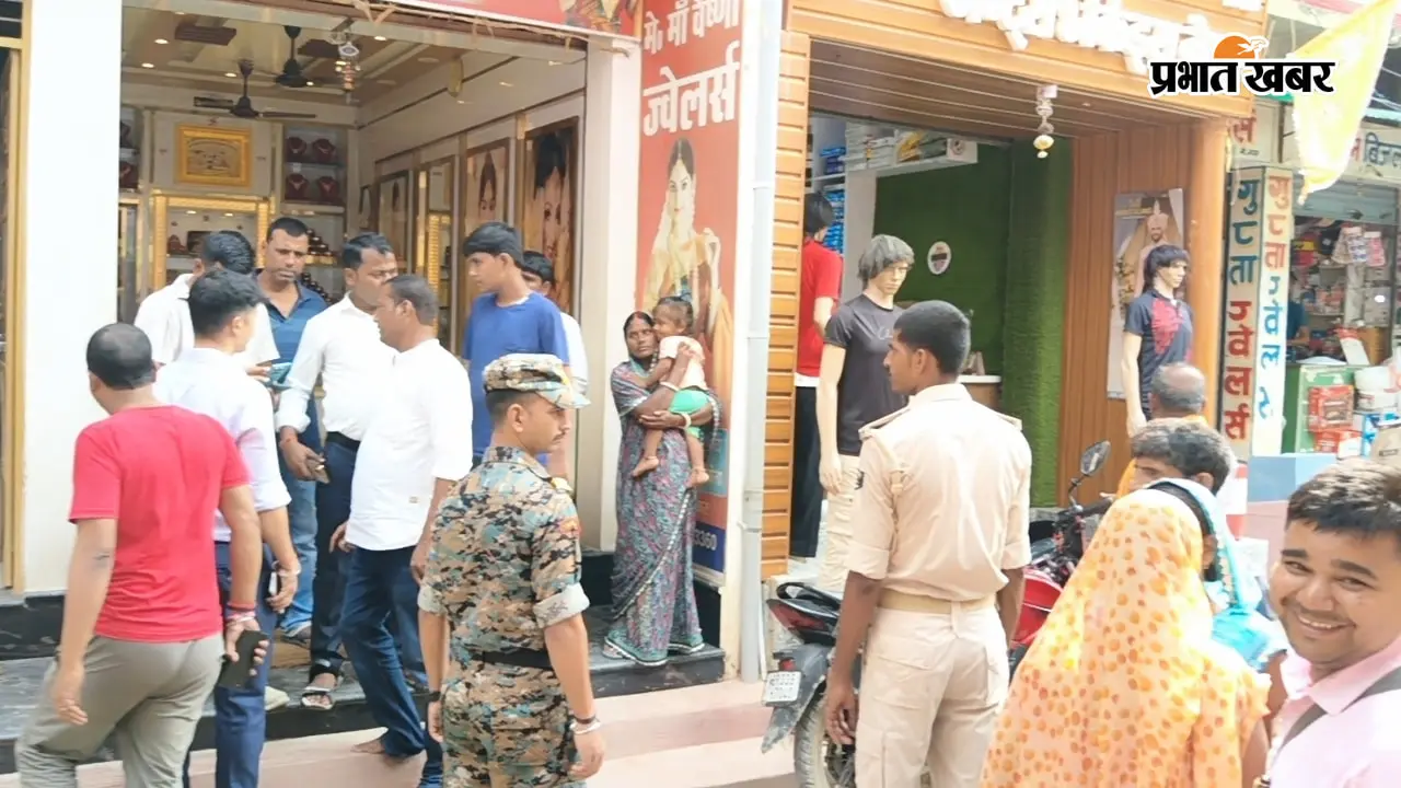 ग्राहक बनकर आये 4 बदमाश, दुकानदार को बातों में उलझाया और 3 लाख के जेवर लेकर फरार