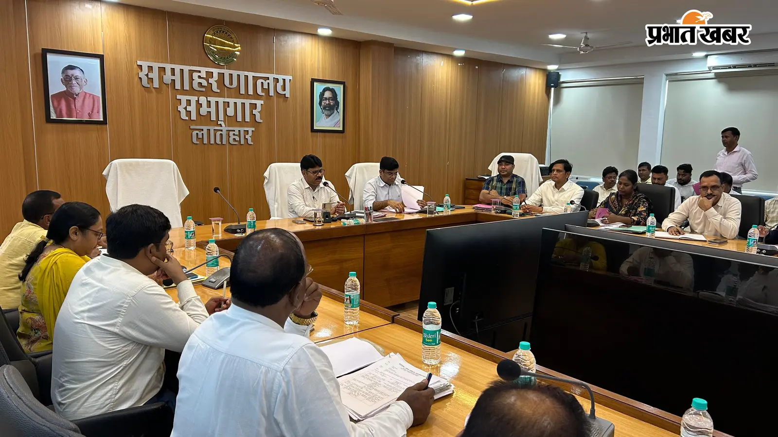 लातेहार में 23,607 छात्रों की छात्रवृत्ति पर अटका डाटा एंट्री, डीसी ने जल्द पूरा करने का दिया निर्देश