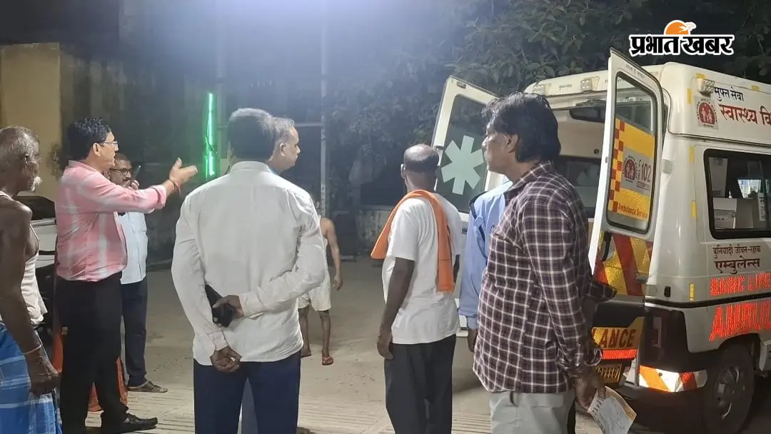 तेज रफ्तार बाइक की चपेट में आए दो लोग, गंभीर घायल को एक घंटे तक एंबुलेंस में करना पड़ा इंतजार