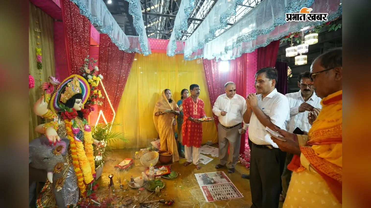 हर्षोल्लास के साथ चिरेका में मनाई गई विश्वकर्मा पूजा, रंग-बिरंगी सजावट से सजा रेलनगरी